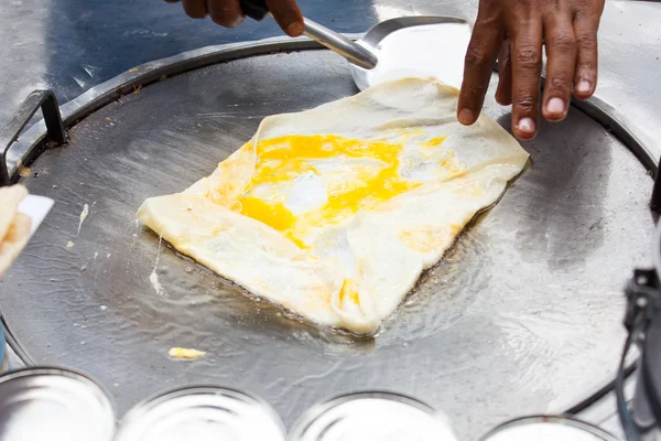 Roti z jajkiem smażenia na patelni — Zdjęcie stockowe