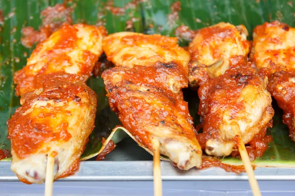 Gegrillter Hühnerflügel mit pikanter Sauce — Stockfoto