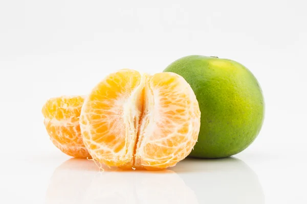 Mandarina, asia naranja sobre fondo blanco — Foto de Stock