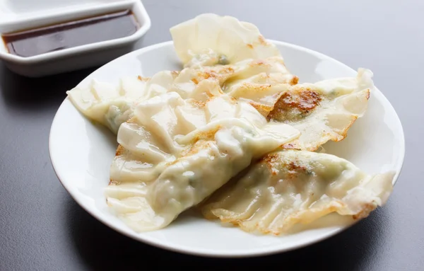 Stekt dumpling - gyoza med sås — Stockfoto