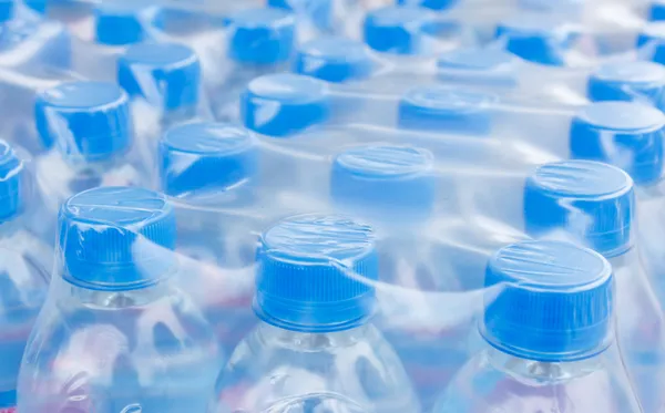 Palackozott víz palackok, műanyag betakar플라스틱 포장에 병에 넣어진된 물 병 — Stock Fotó