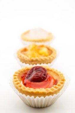 Mini tart kiraz ile reçel izole üzerinde beyaz arka plan