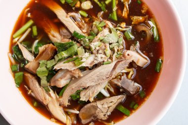 şehriye çorbası dilim tavuk ve sebze ile