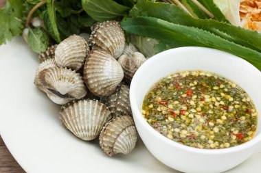 pişmiş cockle deniz ürünleri sos ile