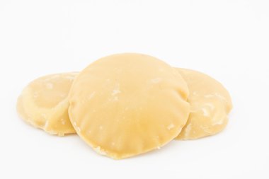 beyaz zemin üzerinde hurma şekeri