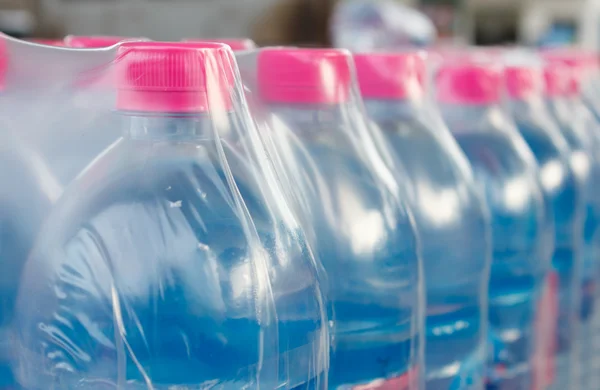 Flaskevandsflasker i plastfolie - Stock-foto