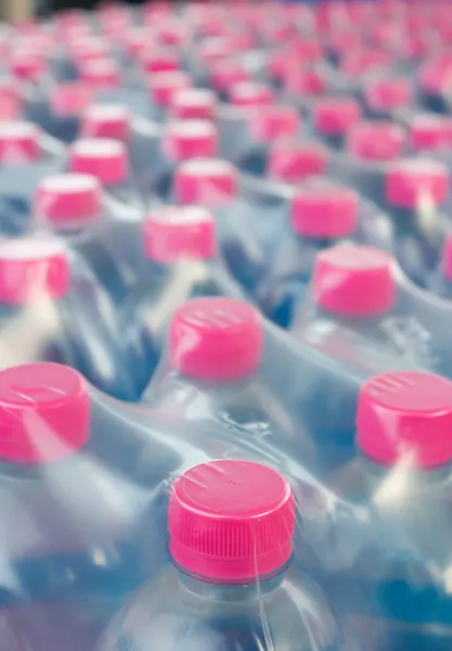 Gebotteld water flessen in plastic omslag — Stockfoto
