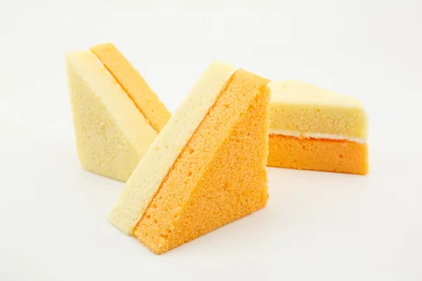 Bolo de chiffon de baunilha e laranja isolado no fundo branco — Fotografia de Stock