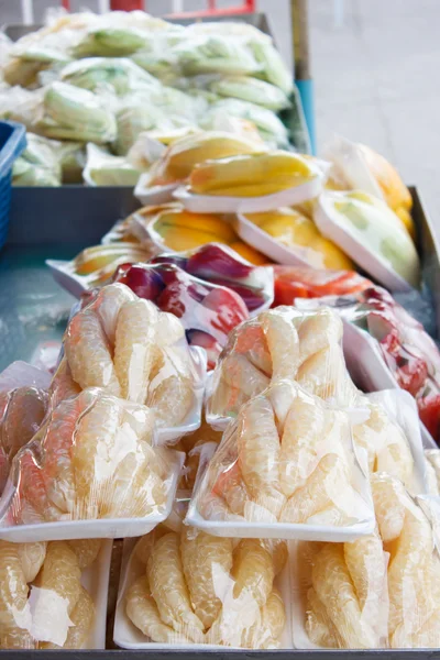 Pomelo darab műanyag wrap (thai street food) — Stock Fotó