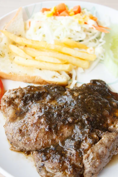 Filete de cerdo con pimienta negra —  Fotos de Stock