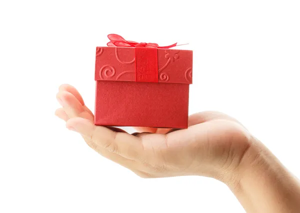 女子手里拿着白色背景上的红色礼品盒 — 图库照片
