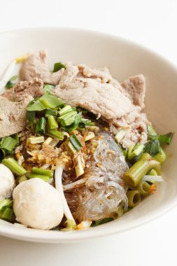 domuz eti ile bardak erişte