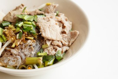 domuz eti ile bardak erişte