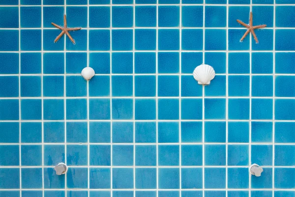 Mosaico pared de azulejos en la ducha al aire libre — Foto de Stock
