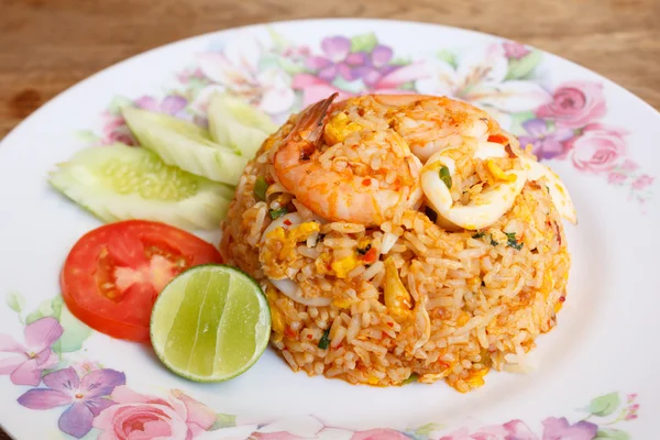 Gebratener Reis mit Garnelen und Tintenfisch in süßer Chilipaste umrühren — Stockfoto