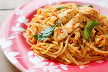 kızarmış tavuk spagetti biber Yapıştır ilave edin.
