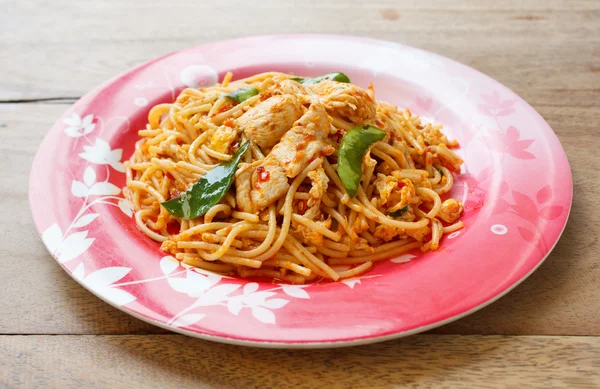 Smažené špagety s kuřecím masem vmíchejte chilli pasta — Stock fotografie