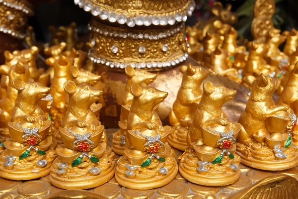 Золотая крысиная статуя для поклонения ганеше — стоковое фото