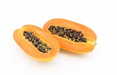 Papaya beyaz zemin üzerine dilimlenmiş