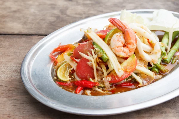 Thaise papaja salade met garnalen en inktvis — Stok fotoğraf