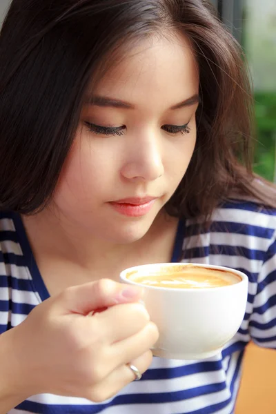 Mulher bebendo café em um café — Fotografia de Stock