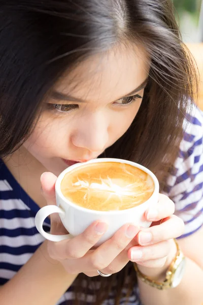 cappuccino kahve içme kadın portresi kapatmak