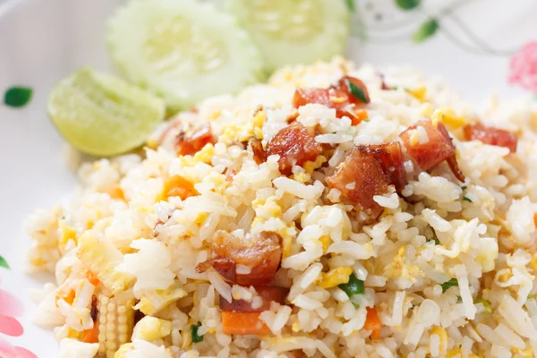 Жареный рис с китайской колбасой — стоковое фото