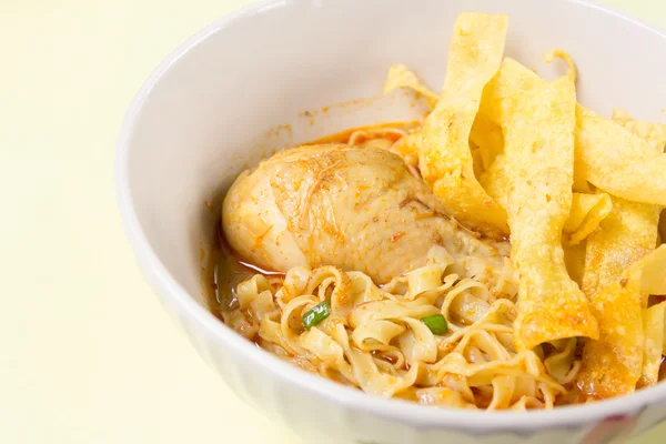 Macarrão de ovo com frango em sopa de caril — Fotografia de Stock