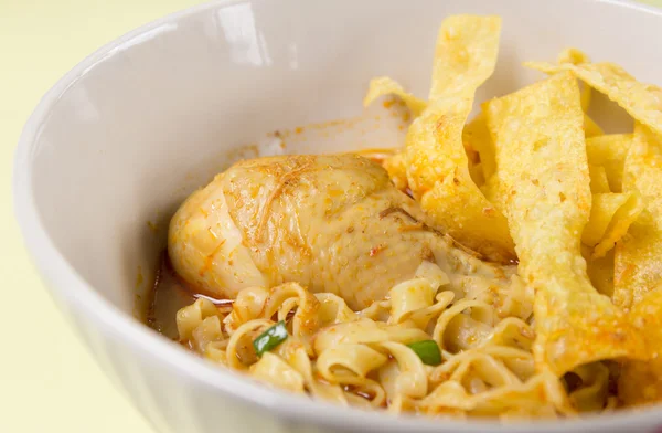 Æg Noodle med kylling i Curry Soup - Stock-foto
