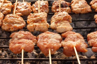 Sobanın üzerinde kızarmış domuz eti 