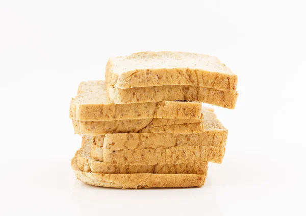 Pão de trigo inteiro sobre fundo branco — Fotografia de Stock