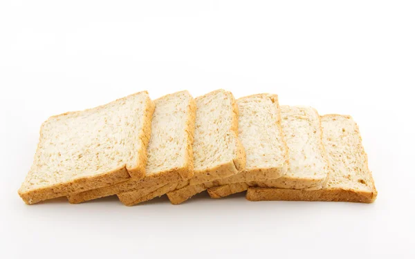 Beyaz arkaplanda tam buğday ekmeği — Stok fotoğraf
