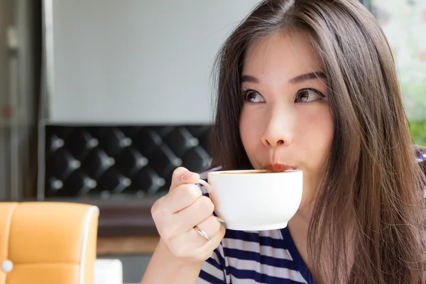 cappuccino kahve içme güzel kadın kadın