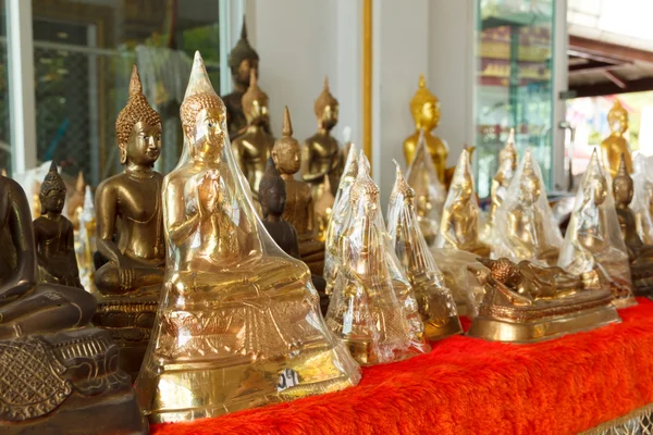 Статуи Будды в пластиковой упаковке — стоковое фото