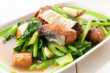 Sarımsaklı kızarmış uskumru balığı, Tayland yemeği.