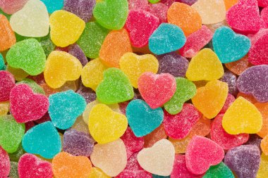 Arkaplan için şekillendirilmiş renkli jöle kalplerinin üst görünümü