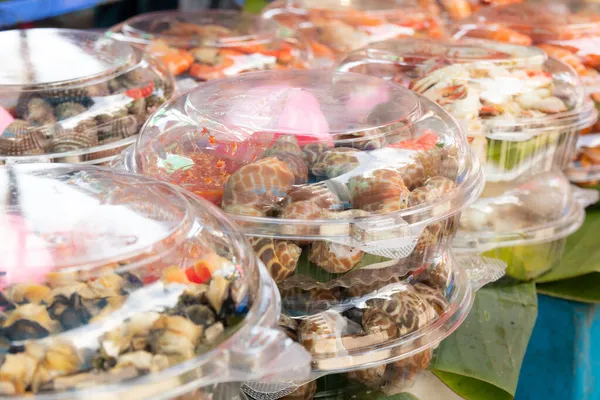 Gedämpfte Gefleckte Babyschnecken Plastikbox Zum Verkauf Auf Dem Thailändischen Markt — Stockfoto