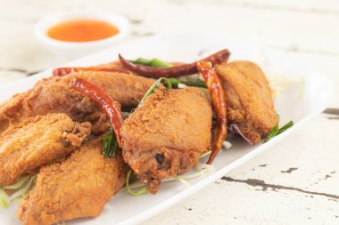 Kurutulmuş biberli kızarmış tavuk ve kaffir limon yaprağı, Tayland usulü.