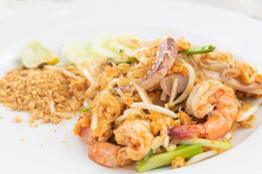 Kızarmış erişteyi karides ve kalamarla karıştır, Pad Thai 
