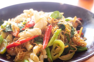 Baharatlı kızarmış şehriye, kalamar ve Tayland yemeği.