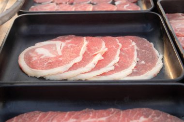 Izgara için siyah tepside çiğ et.