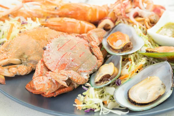 Gedämpfte Krabben Miesmuscheln Und Gegrillte Garnelen Auf Dem Teller — Stockfoto