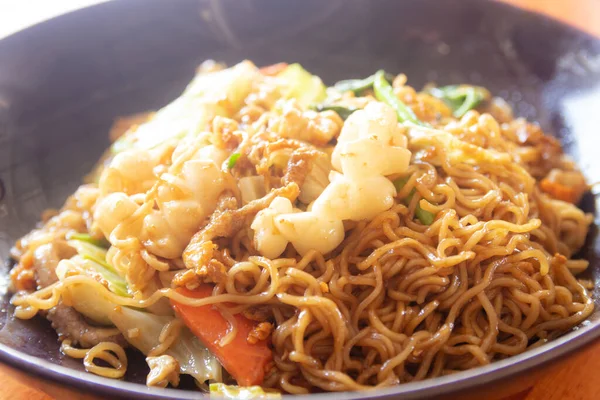 Mélanger Les Nouilles Instantanées Frites Avec Calmar Nourriture Thaïlandaise — Photo