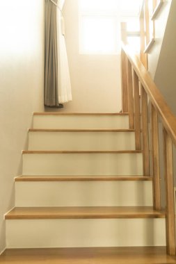 Yeni evin içindeki ahşap merdivenler.