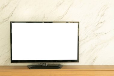 Ahşap televizyon dolabında ve beyaz mermer arka planda siyah öncü televizyon ekranı boş