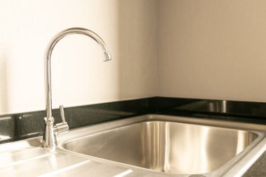 Paslanmaz çelik lavabo ve musluk evde