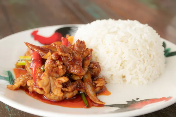 Revuelve Cerdo Frito Con Pasta Chile Rojo Asado Comida Tailandesa —  Fotos de Stock