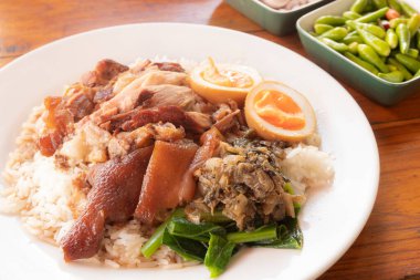 Haşlanmış yumurtalı pilav üzerine domuz budu. Çin yemeği.