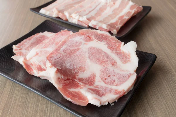 Fette Pancetta Maiale Cruda Piatto Nero — Foto Stock