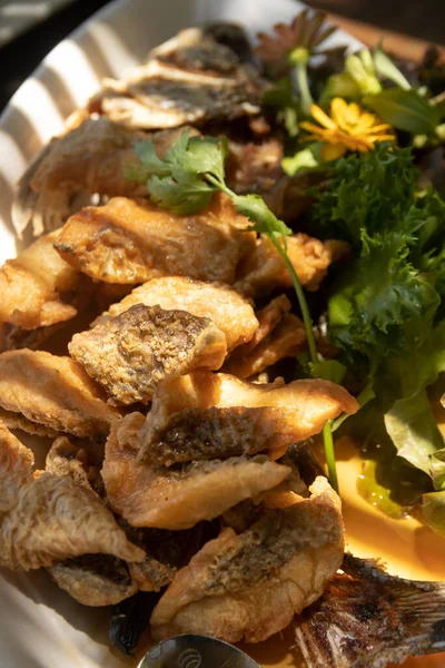 皿の上の揚げスナッパー タイ料理 — ストック写真